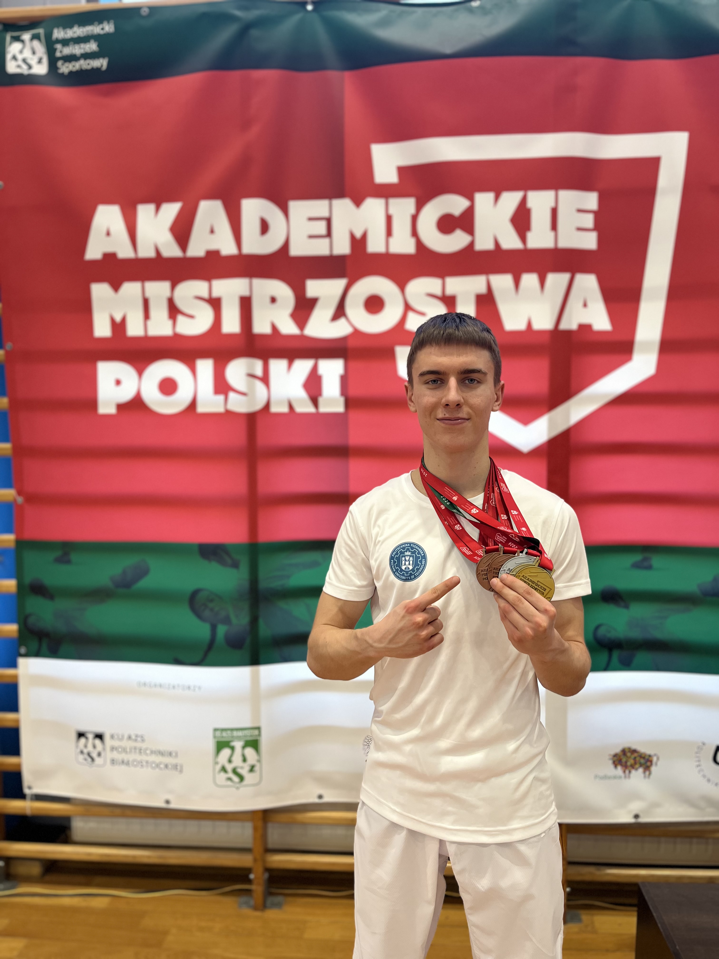 Alek Opas z medalami Akademickich Mistrzostw Polski